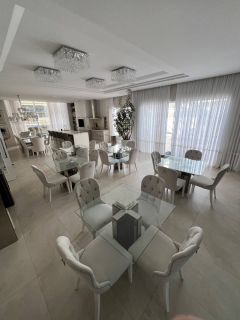 Apartamento mobiliado com 3 suítes e lazer completo no miolo da meia praia!