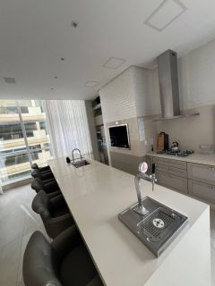 Apartamento mobiliado com 3 suítes e lazer completo no miolo da meia praia!