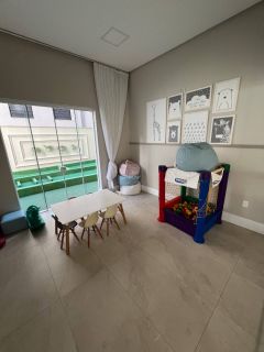 Apartamento mobiliado com 3 suítes e lazer completo no miolo da meia praia!