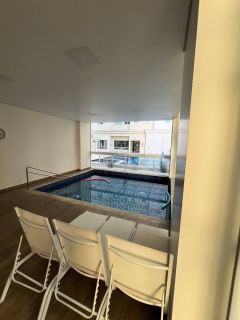 Apartamento mobiliado com 3 suítes e lazer completo no miolo da meia praia!
