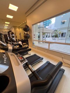 Apartamento mobiliado com 3 suítes e lazer completo no miolo da meia praia!