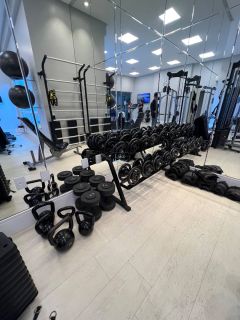 Apartamento mobiliado com 3 suítes e lazer completo no miolo da meia praia!