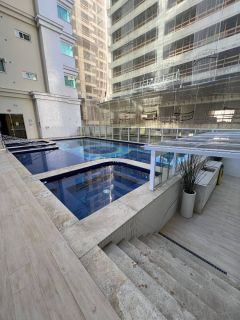 Apartamento mobiliado com 3 suítes e lazer completo no miolo da meia praia!