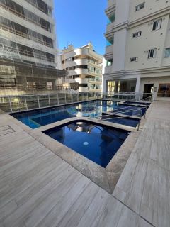 Apartamento mobiliado com 3 suítes e lazer completo no miolo da meia praia!