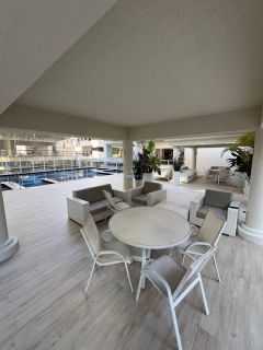 Apartamento mobiliado com 3 suítes e lazer completo no miolo da meia praia!