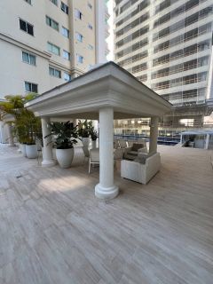 Apartamento mobiliado com 3 suítes e lazer completo no miolo da meia praia!