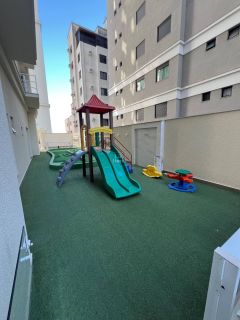Apartamento mobiliado com 3 suítes e lazer completo no miolo da meia praia!