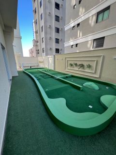 Apartamento mobiliado com 3 suítes e lazer completo no miolo da meia praia!