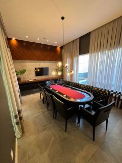 Apartamento mobiliado com 3 suítes e lazer completo no miolo da meia praia!