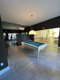 Apartamento mobiliado com 3 suítes e lazer completo no miolo da meia praia!