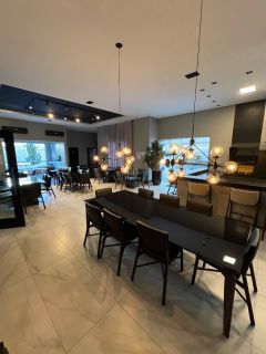 Apartamento mobiliado com 3 suítes e lazer completo no miolo da meia praia!