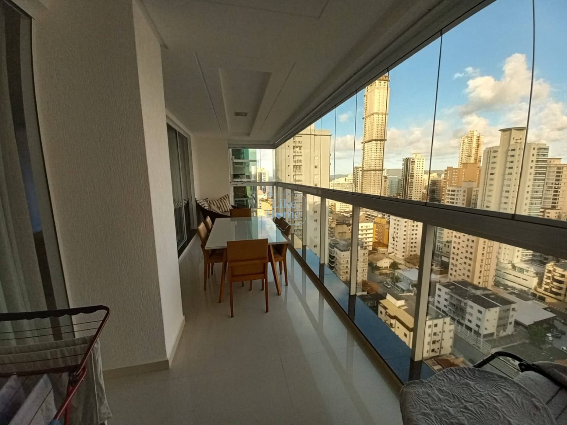 Excelente apartamento para locação diária em Meia Praia!