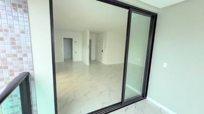 Apartamento Para Vender com 3 quartos 3 suítes no bairro Meia Praia em Itapema