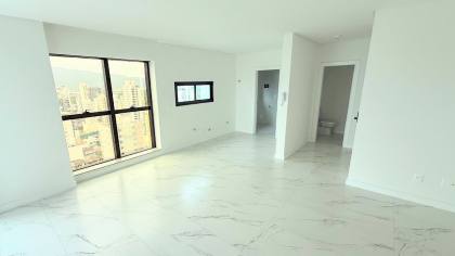 Apartamento Para Vender com 3 quartos 3 suítes no bairro Meia Praia em Itapema