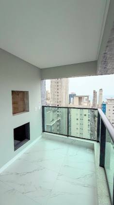 Apartamento Para Vender com 3 quartos 3 suítes no bairro Meia Praia em Itapema