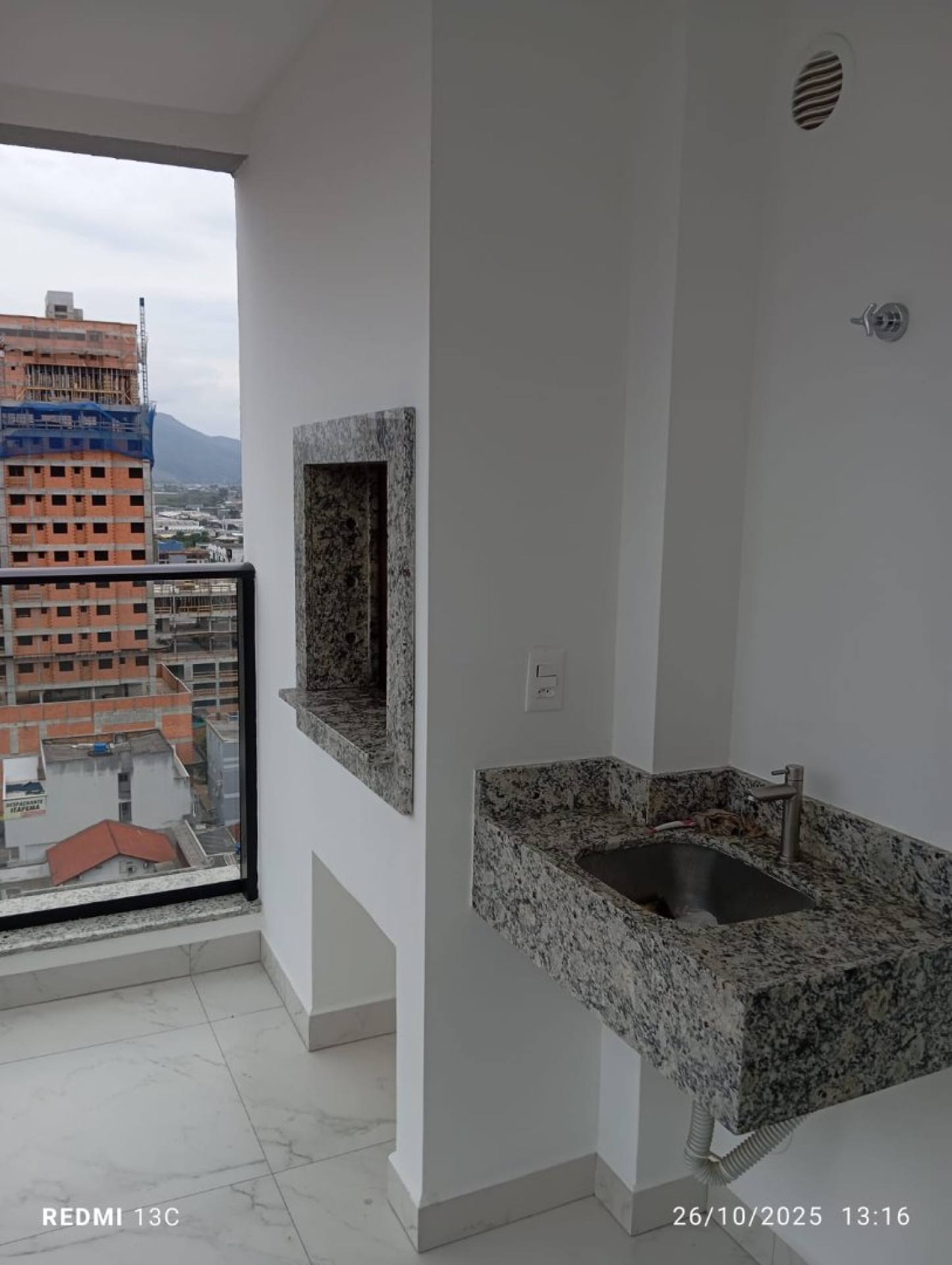 Apartamento Para Temporada com 3 quartos 3 suítes no bairro Meia Praia em Itapema