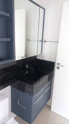 Apartamento Para Alugar com 3 quartos 3 suítes no bairro Meia Praia em Itapema