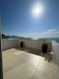 Apartamento frente mar a 50 metros da praia, totalmente mobiliado e com 3 suítes