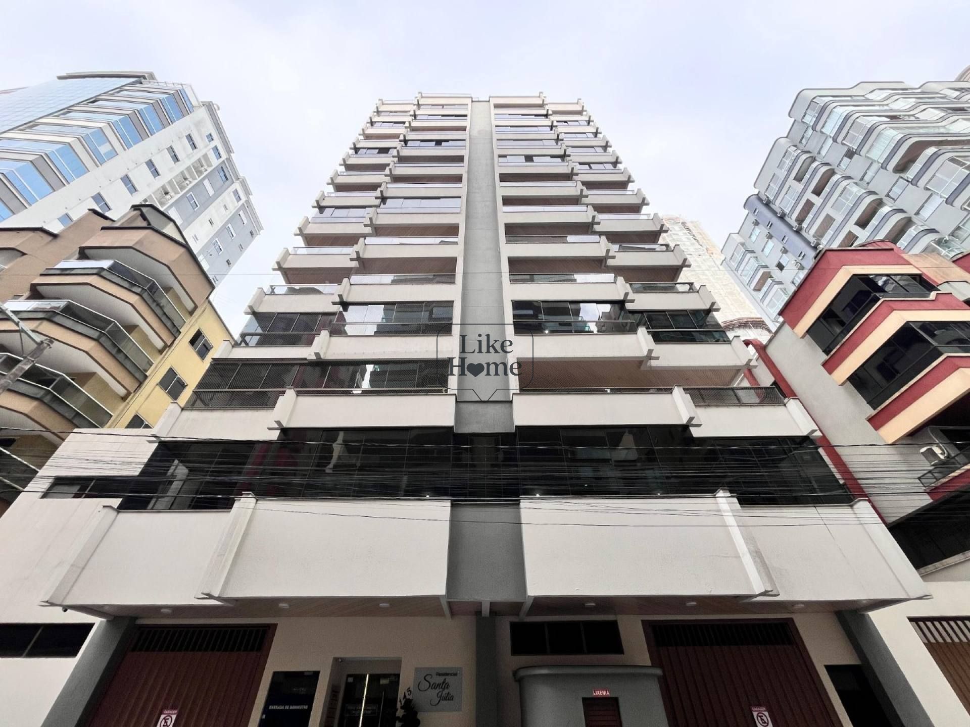 Apartamento Para Locação Anual com 4 quartos 1 suítes no bairro Meia Praia em Itapema