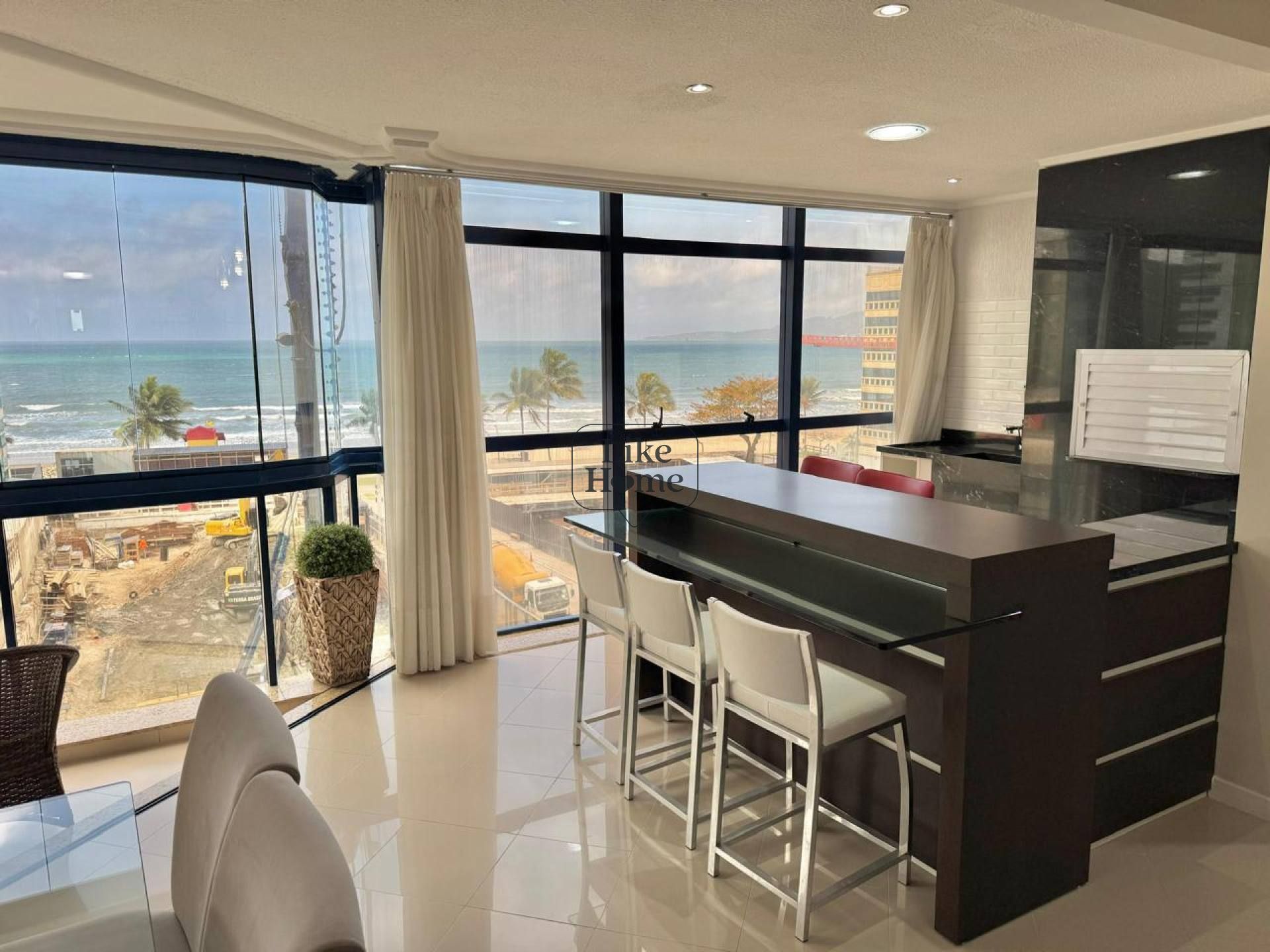 Apartamento Para Alugar com 3 quartos 3 suítes no bairro Meia Praia em Itapema