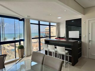 Apartamento Para Alugar com 3 quartos 3 suítes no bairro Meia Praia em Itapema