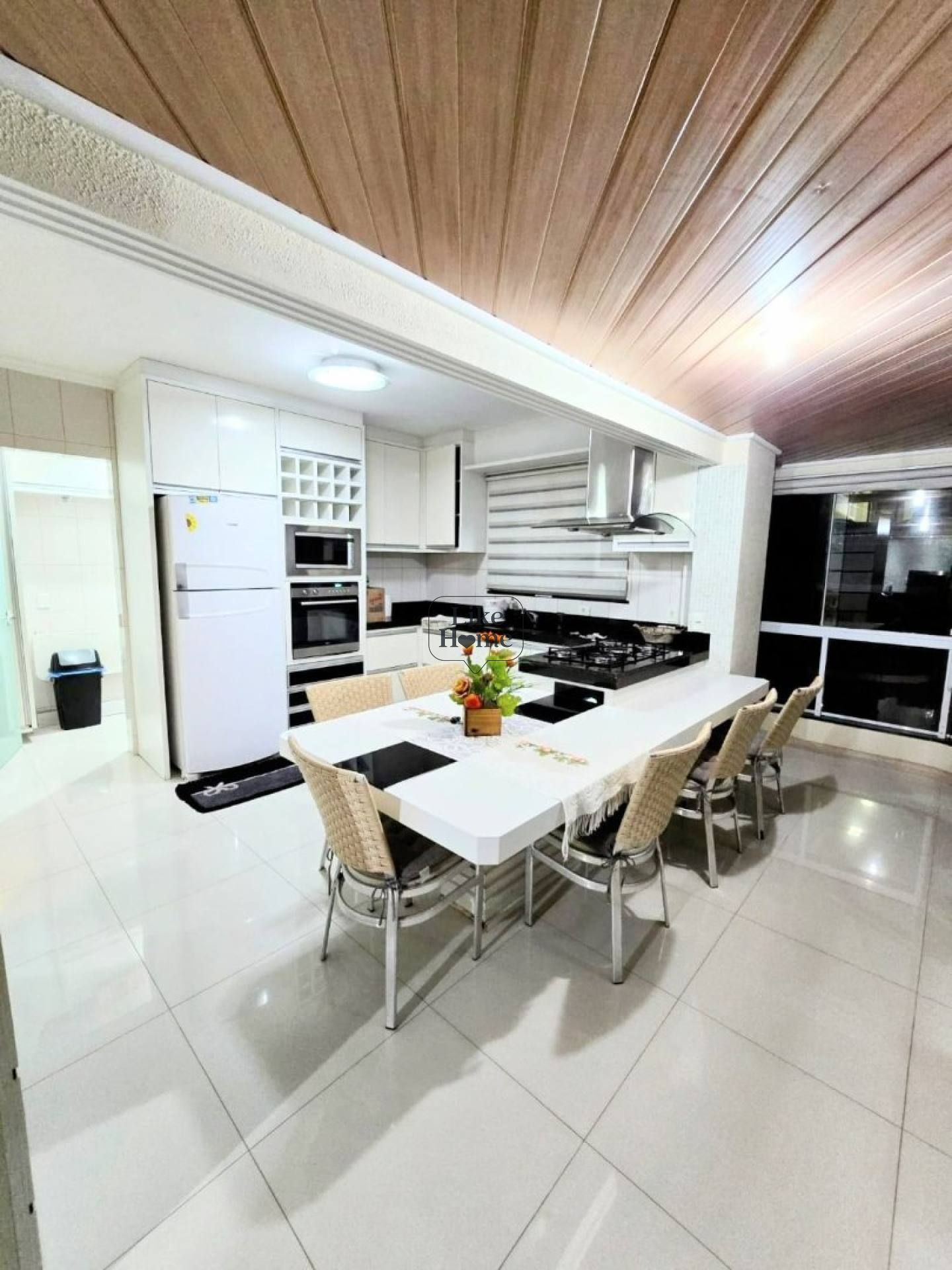 Apartamento Para Alugar com 4 quartos 2 suítes no bairro Meia Praia em Itapema