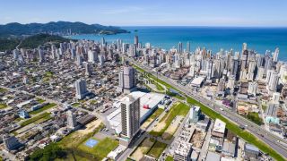 Apartamento Para Vender na planta perto do mar  com escritório, com 2 quartos 1 suítes no bairro Morretes em Itapema