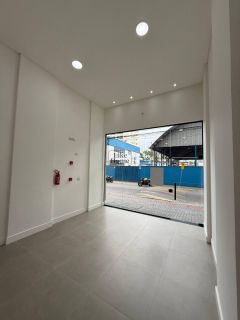 Loja Para Alugar no bairro Meia Praia em Itapema