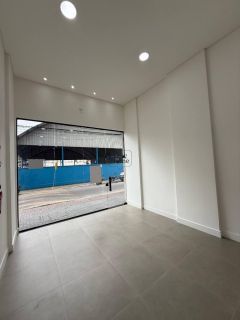 Loja Para Alugar no bairro Meia Praia em Itapema