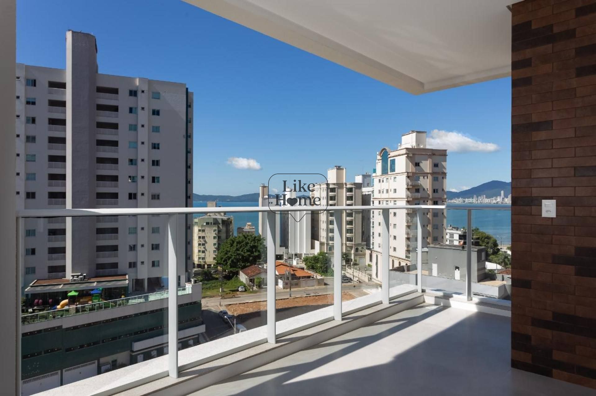Apartamento Para Alugar com 3 quartos 3 suítes no bairro Centro em Itapema
