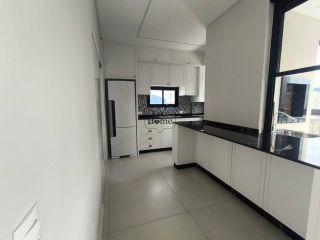 Apartamento Para Alugar com 03 quartos 03 suítes no bairro Meia Praia em Itapema