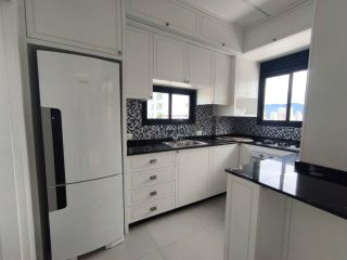 Apartamento Para Alugar com 03 quartos 03 suítes no bairro Meia Praia em Itapema