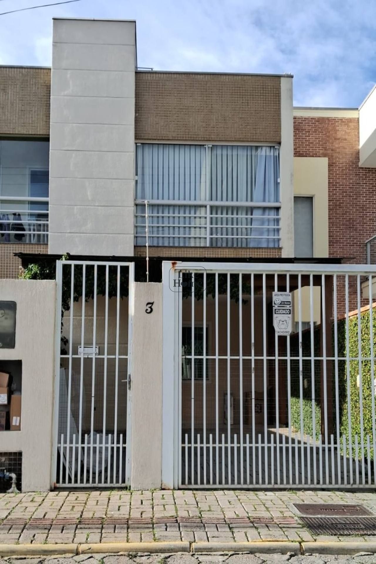 Sobrado Para Vender com 2 suítes no bairro Morretes em Itapema