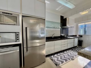 Apartamento Para Alugar com 5 quartos 5 suítes no bairro Meia Praia em Itapema