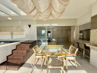 Apartamento Para Alugar com 5 quartos 5 suítes no bairro Meia Praia em Itapema