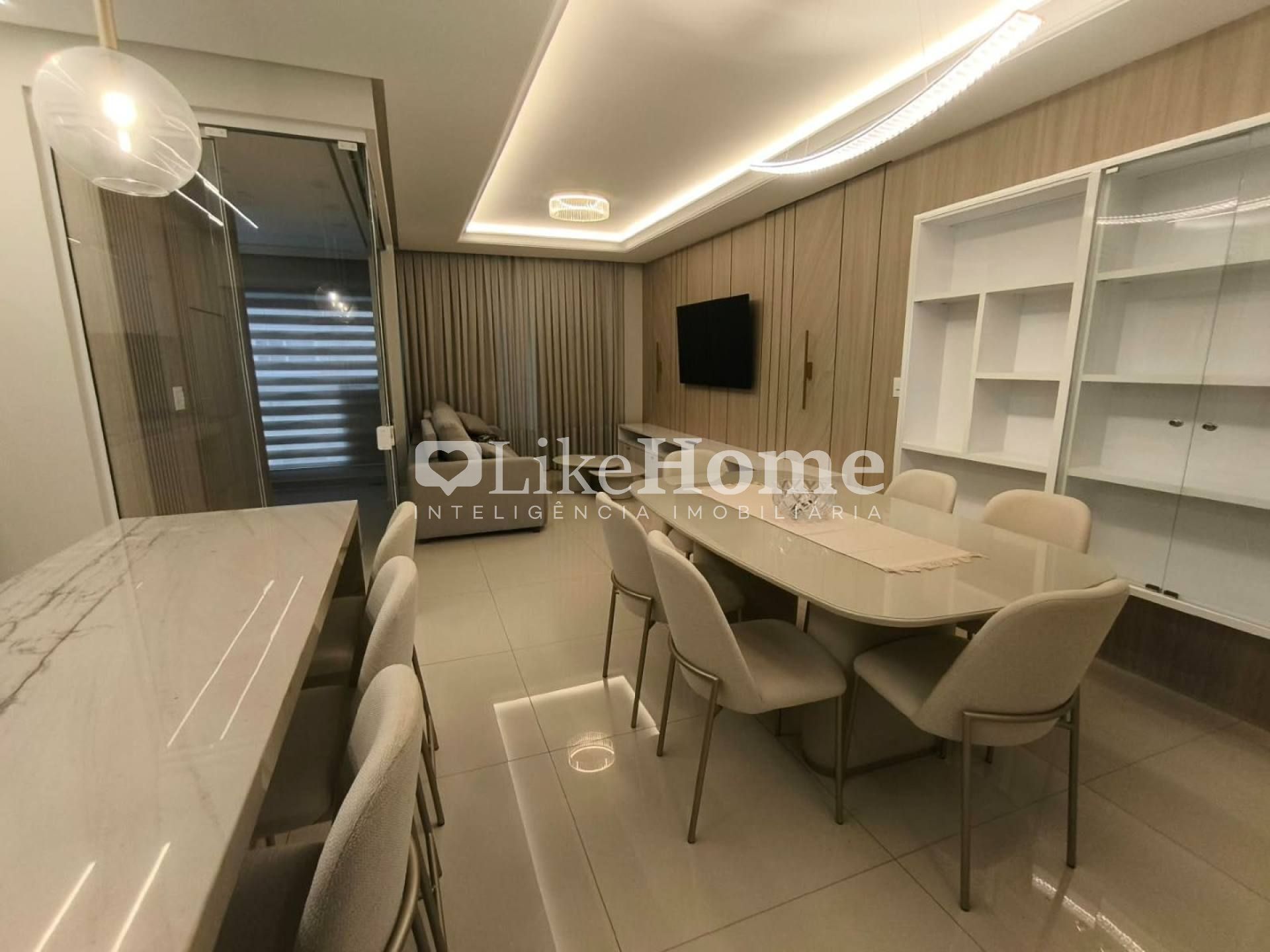 Apartamento Para Alugar com 03 quartos 03 suítes no bairro Meia Praia em Itapema vista livre para o mar.