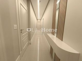 Apartamento Para Alugar com 03 quartos 03 suítes no bairro Meia Praia em Itapema vista livre para o mar.