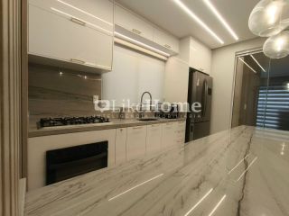 Apartamento Para Alugar com 03 quartos 03 suítes no bairro Meia Praia em Itapema vista livre para o mar.