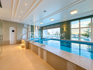 Apartamento Para Alugar com 03 quartos 03 suítes no bairro Meia Praia em Itapema vista livre para o mar.