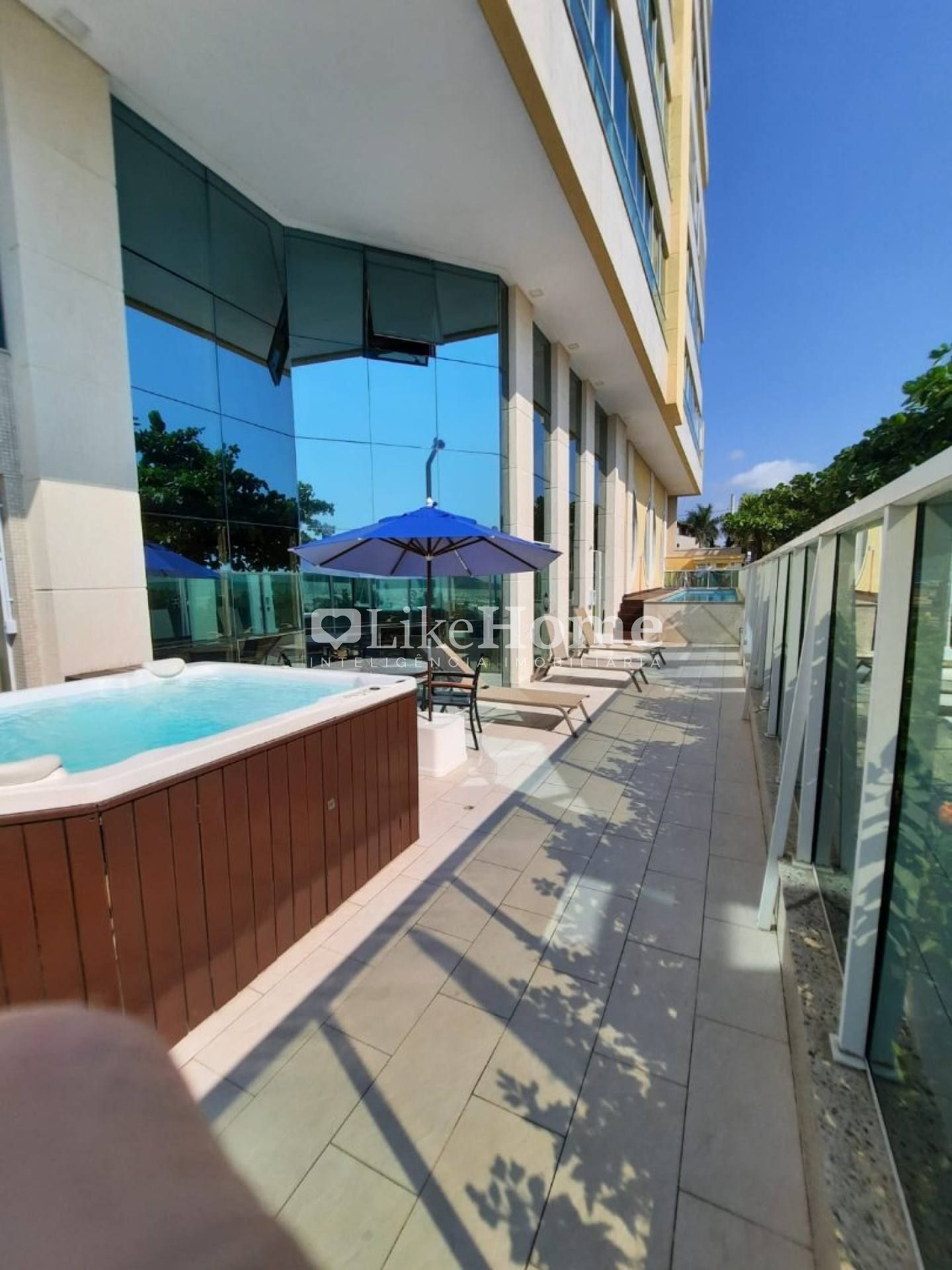 Apartamento Para Alugar com 3 quartos 2 suítes no bairro Meia Praia em Itapema