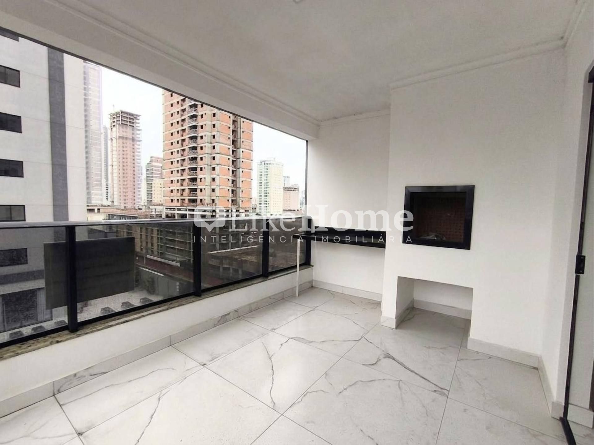 Apartamento Para Alugar com 3 quartos 3 suítes no bairro Meia Praia em Itapema