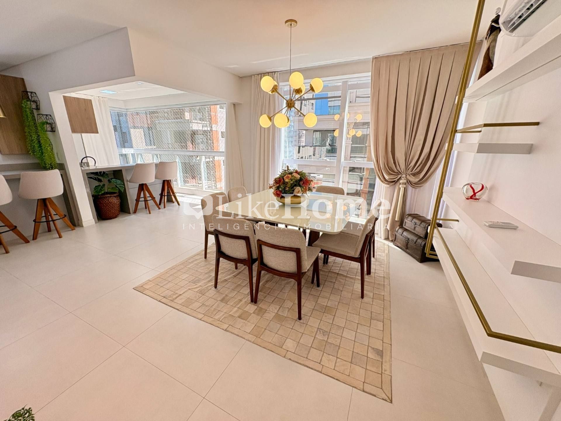 Apartamento Para Vender com 3 quartos 3 suítes no bairro Meia Praia em Itapema