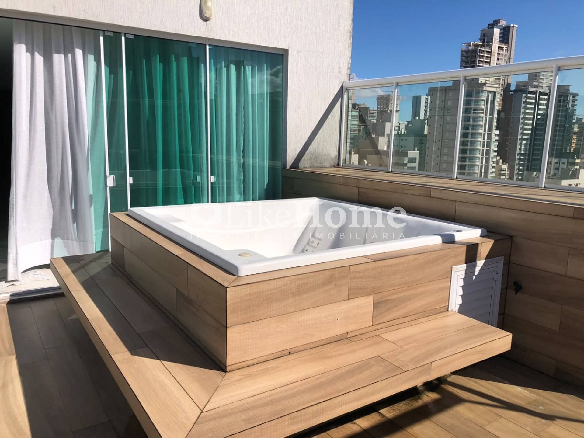 Cobertura Para Temporada com 5 quartos 5 suítes no bairro Meia Praia em Itapema