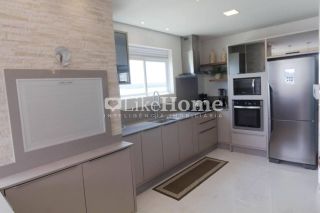 Apartamento para temporada quadra mar, a 70 m da praia em Meia Praia, Itapema, 4 suítes, churrasqueira, até 10 pessoas