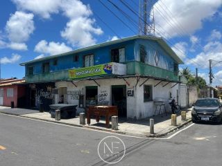 Casa de esquina situada na Barra dos Coqueiros