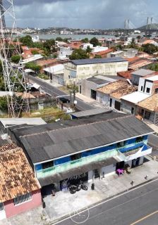 Casa de esquina situada na Barra dos Coqueiros
