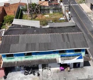 Casa de esquina situada na Barra dos Coqueiros
