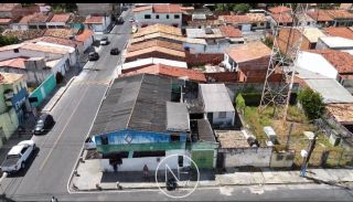 Casa de esquina situada na Barra dos Coqueiros