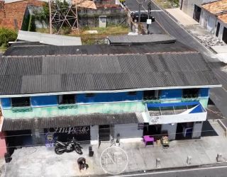 Casa de esquina situada na Barra dos Coqueiros
