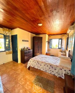 Oportunidade Única na Atalaia Nova – Casa Ampla com Quintal Verdejante!